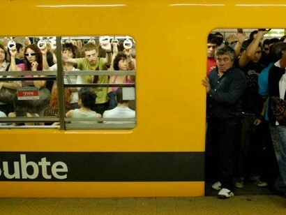 Vagón lleno del metro de Buenos Aires