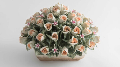 Cesto di piccole rose in porcellana di Capodimonte