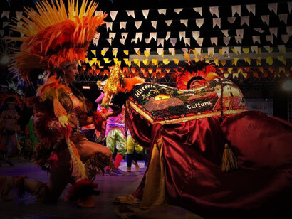 Dançarina reverencia o boi-bumbá durante dança folclórica no Brasil