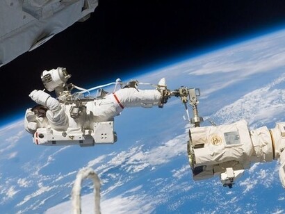 Astronauti all'esterno della Stazione Spaziale Internazionale 