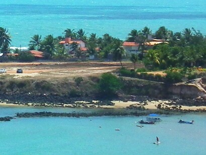 Mirante dos Golfinhos em Nísia Floresta, no Rio Grande do Norte. Nísia Floresta também fundou a primeira escola do país dedicada ao ensino de ciências e línguas para meninas, rompendo padrões educacionais de sua época