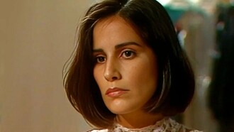 Gilberto Braga mostra, até de forma bem excessiva e repetida, que, apesar de ser moral e completamente errada, a venda da casa acaba por ser culpa também de Raquel, por ter colocado a casa apenas no nome de Fátima, como vários personagens apontaram para ela. “Ah, mas então quer dizer que você acha certo o que a Fátima fez com a mãe?” De maneira alguma, mas da mesma forma que o advogado de Raquel aponta na novela, a venda da casa não foi ilegal, foi imoral sim, mas Raquel jamais deveria ter deixado apenas no nome de Fátima