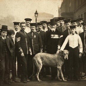 Christina Broom, Group photograph with Irish Guards on St Patrick’s Day, Wellington Barracks, 1908 © Museum of London