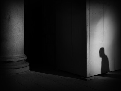 Una sombra se acerca caminando