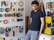 O designer e ilustrador Kyle Bean transforma materiais inusitados como papel, cascas de ovo e raspas de lápis em obras de arte que encantam pela precisão e pela criatividade. Suas peças exploram conceitos inteligentes e mensagens profundas