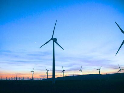 Au crépuscule, les turbines affrontent le souffle changeant qui décide pour elles