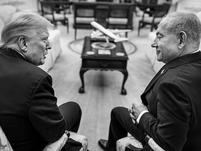 Il presidente Donald Trump parla con il primo ministro israeliano Benjamin Netanyahu nello Studio Ovale dopo una conferenza stampa congiunta in cui è stato annunciato il piano di pace degli Stati Uniti per Gaza, lunedì 29 settembre 2025. Foto ufficiale della Casa Bianca di Daniel Torok.