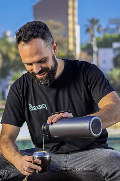La bombilla, inmóvil y respetada por todos, recuerda que el mate no es solo una bebida sino un pequeño código de honor transmitido de generación en generación