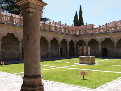 Murió en el año 2000. Fue enterrada en El Boalo, un pequeño municipio donde había residido en sus últimos años, junto a su hija y sus padres. Patio de Escuelas, Universidad de Salamanca, Salamanca, España