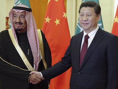 El presidente de China, Xi Jinping, le da la mano al príncipe heredero de Arabia Saudita, Salman Bin Abdulaziz Al Saud, después de una ceremonia de bienvenida en el Gran Salón del Pueblo en Beijing el 13 de marzo de 2014