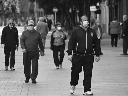 Gente camina por las calles de Barcelona después de levantarse el confinamiento