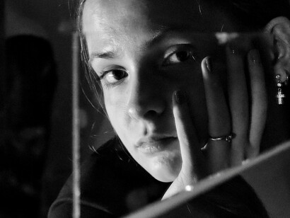 Mulher observa seu reflexo em espelho quebrado. Na vida acelerada de hoje, é fácil focar no que falta, no que deu errado ou no que não saiu como o esperado. Mas o Naikan nos convida a inverter esse olhar: a perceber as pequenas e grandes dádivas que nos sustentam diariamente — um gesto de gentileza, uma comida preparada, um tempo dedicado, uma presença silenciosa
