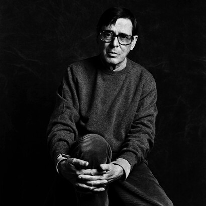 José Ángel Valente estudió Derecho en la Universidad de Santiago de Compostela y se licenció en Filología Románica por la Universidad Complutense de Madrid