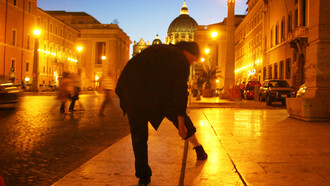 Performance di Pedro Lemebel in Via della Conciliazione a Roma, foto Paolo Angelosanto