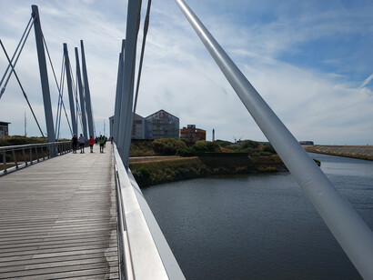 Le FRAC Grand Large de Dunkerque. Toujours soucieux de l’histoire des lieux, Lacaton & Vassal ont choisi de conserver l’AP2, et lui ont donné ce statut de sœur ainée en construisant une halle aux dimensions identiques, du côté de la mer