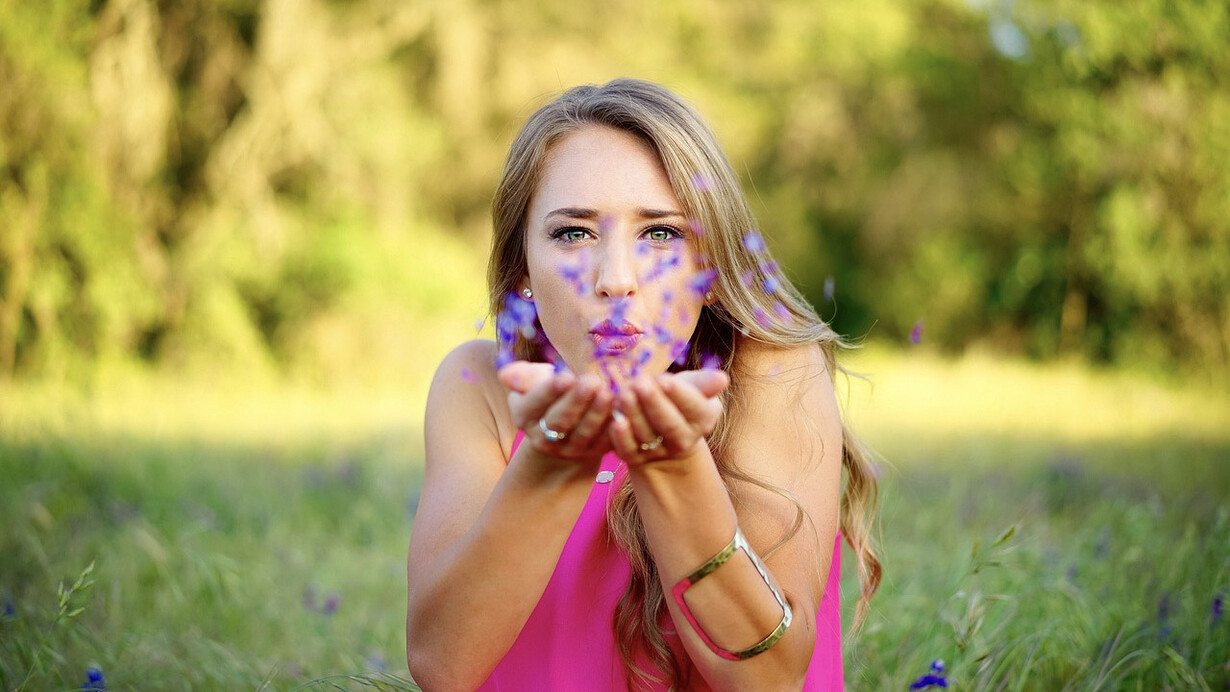A pressão social para entrar em relacionamentos afeta principalmente as mulheres, mascarando o autoconhecimento necessário para o amor-próprio. Estar solteira não é uma falha, mas uma oportunidade de se conhecer e construir uma base sólida de amor por si mesma