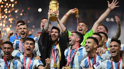 Qatar, Coupe du Monde 2022. L’Argentine de Lionel Messi tient  dans ses mains sa première Coupe du Monde depuis 36 ans © AFP - Franck Fife