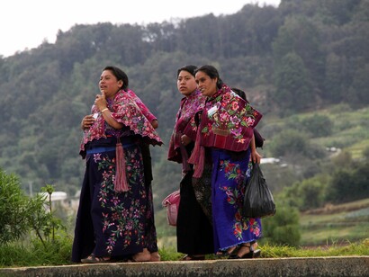 Mujeres indígenas en la montaña