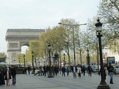 París. Los Campos Elíseos con el Arco del Triunfo al fondo