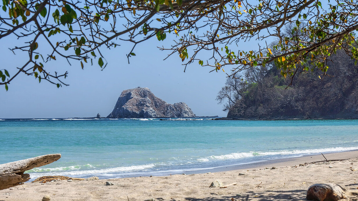 El peñón y la punta de la Reserva Natural Absoluta Cabo Blanco, en la estación seca