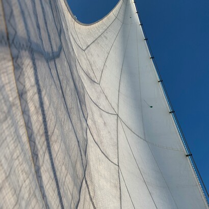 L’isolamento digitale favorisce la riflessione personale e la consapevolezza di sé, stimolando un modo di comunicare più lento ma più autentico