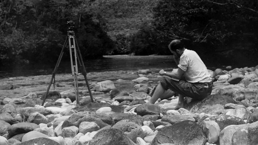 Perry Lowrey performing calculations to determine the height of Angel Fall. Photo by Ruth Robertson. Biblioteca Nacional de Venezuela Collection, Caracas