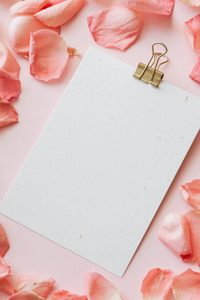 Foglio bianco. Alcuni degli
argomenti più frequenti sono certamente il selfcare, l’autostima, la
gratitudine, il lifestyle e in generale la scoperta di se stessi