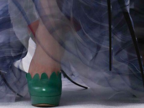 Un modello della stilista olandese Iris van Herpen, calzature di Carla Foca