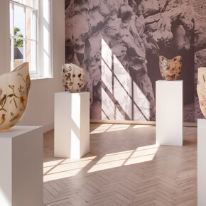 Marcin Rusak, Vas florum, resina botanica, exhibition view. Courtesy of Carpenters Workshop Gallery