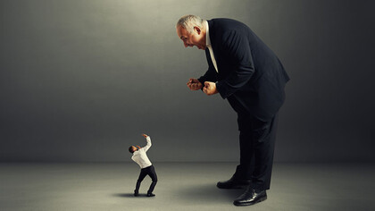 Gritar a los empleados en una forma de intimidación