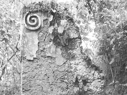 Restos de uno de los muros de la entrada a la casa del Dr. Knoche mostrando un detalle arquitectónico