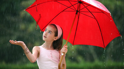 Criança contemplando a chuva