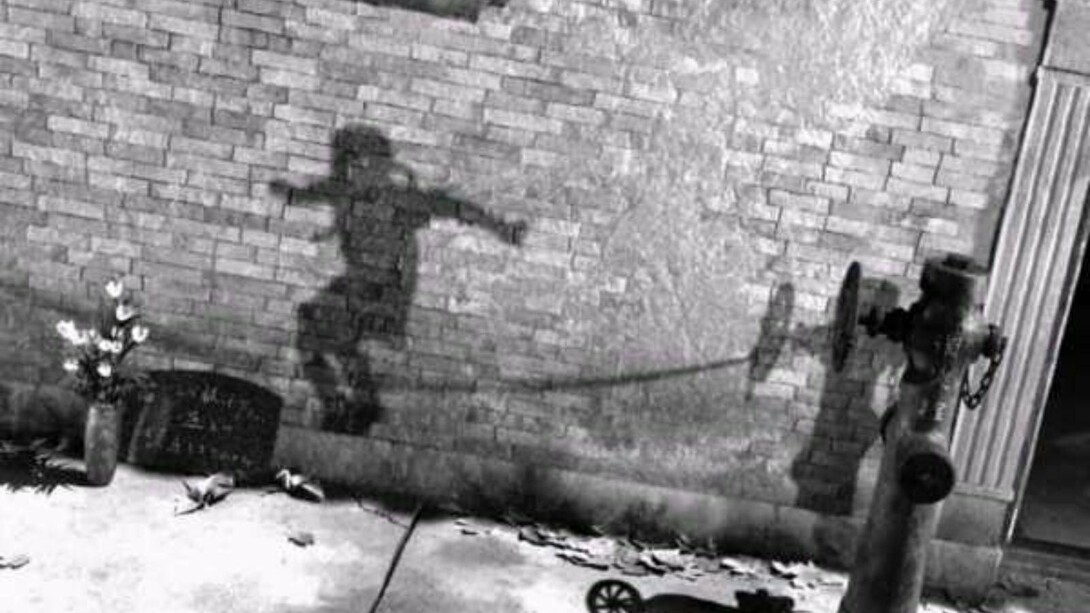 Uma silhueta humana permanece marcada sobre uma parede, como um registro silencioso da violência nuclear. As sombras deixadas pelas explosões de Hiroshima e Nagasaki transformaram a própria paisagem em testemunha dos efeitos extremos da tecnologia de destruição