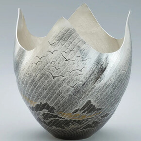 Osumi Yukie 大角幸枝, Silver vase "Araiso (Rough shore)", 2020. Courtesy of Onishi Gallery