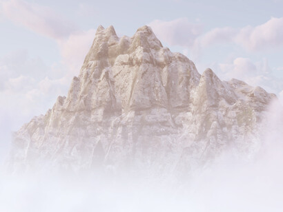 Pico de una montaña entre un paisaje nublado