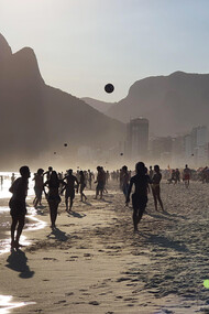 Turistas e locais aproveitam um dia de praia no Rio de Janeiro