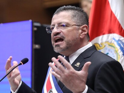 Rodrigo Chaves pronunciando un discurso