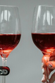 Robô e pessoa brindam com vinho. Nos últimos anos, a inteligência artificial (IA) tem desempenhado um papel crescente na vida cotidiana. Seja nos assistentes virtuais, aplicativos de saúde mental ou ferramentas de produtividade, muitas pessoas estão percebendo como a IA pode ser uma aliada em diversas questões do dia a dia. Embora a IA não substitua um psicólogo ou um profissional de saúde mental, ela pode oferecer suporte, auxiliando no bem-estar emocional, físico e cognitivo das pessoas. Este artigo explora as diversas maneiras pelas quais a IA pode contribuir para melhorar a qualidade de vida