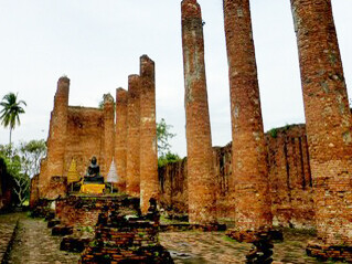 La ruina, lo que va quedando, no es solo un signo de pérdida: es también un umbral, una forma de presencia. Vihan en ruinas, Ayutthaya, Tailandia