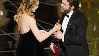 Uno de los momentos más tensos de la gala: Brie Larson entrega la estatuilla Casey Affleck, acusado de acoso de sexual