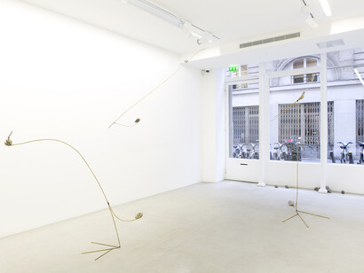 Petrit Halilaj, Si Okarina e Runikut, 2014, Laiton, ocarinas en terre, pierres, Dimensions variables, Vue de l'exposition « Yes but the sea is attached to the earth and it never floats around in space. The stars would turn off and what about my planet? », kamel mennour, Paris, 2014, © Petrit Halilaj, Photo: Fabrice Seixas, Courtesy the artist and Kamel Mennour, Paris
