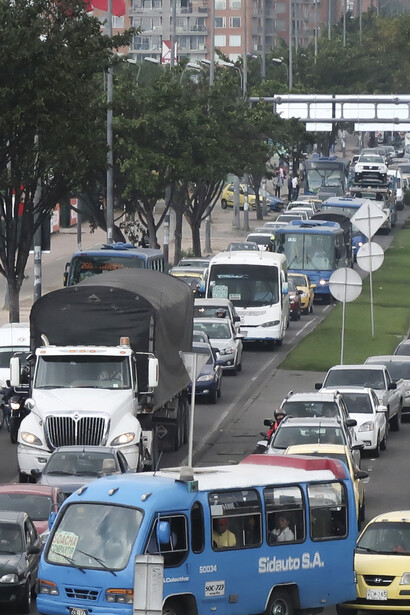De pronto no es un taxi y es el coche de mi amiga que me lleva a recorrer frenéticamente la ciudad. Me enseña el mapamundi de su biobibliografía, los puntos cardinales de su amor y de su dolor