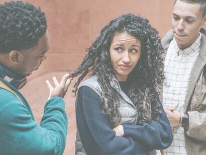 Violenza contro le donne. Abbiamo bisogno di donne decise e ribelli ma anche di uomini coraggiosi che le supportino in cammini ardui e impensabili, per attuare quel progresso umano societario, ancora lontano, sulla parità dei sessi