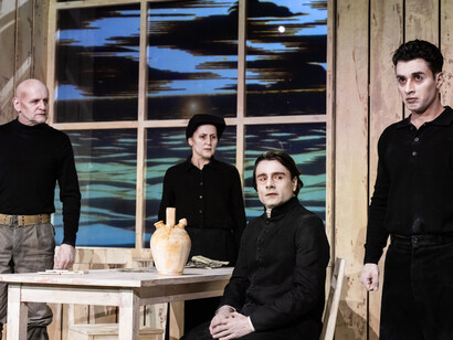 Die gewehre der frau Carrar. Würgendes blei. Courtesy of Residenztheater