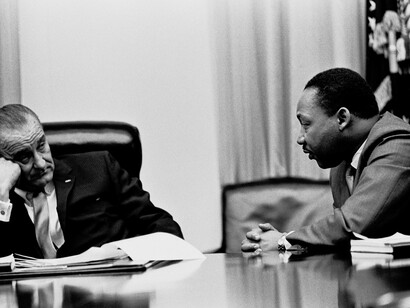 Martin Luther King Jr. e Lyndon B. Johnson em gabinete da Casa Branca, em Washington, EUA, 1966. Discursos que marcam e que, por isso, são sucessivamente evocados, inspirando outros ou sendo comparados com eles
