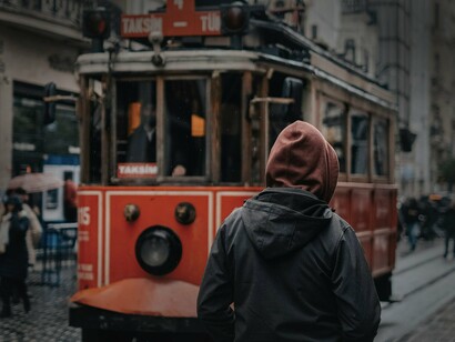 Lisboa, Portugal. Tudo era novo, o idioma (ainda que familiar), o ritmo, as ruas estreitas, a arquitetura antiga. Era como se o passado e o presente andassem de mãos dadas por ali