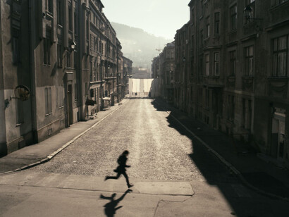 Anri Sala, „1395 Days without Red“, 2011
Einkanal-HD-Video und 5.0-Surround-Sound, 43:46 Min. 
In Zusammenarbeit mit Liria Bégéja, aus einem Projekt von Šejla Kamerić und Anri Sala in Zusammenarbeit mit Ari Benjamin Meyers.
Anri Sala, Šejla Kamerić, Artangel, SCCA/2011, Courtesy: Marian Goodman Gallery, Hauser & Wirth, VG Bild-Kunst, Bonn 2019