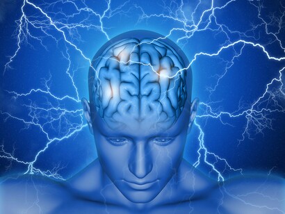 Illustrazione di cervello umano con raggi: "Da quel momento in poi, il termine “intelligenza” e l’attribuzione dell’aggettivo “intelligenti” riferendosi a macchine che avrebbero dovuto simulare le capacità di pensiero e di linguaggio umano hanno trovato sempre più consensi e diffusione"