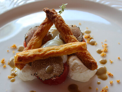 Albese di vitella soffice al parmigiano con delicata salsa di acciughe al tartufo nero. Foto di Sara Biondi
