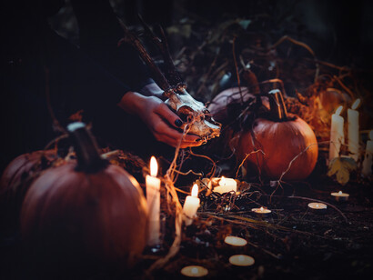 El conjuro Abracadabra, por tanto, se puede relacionar con el uso consciente de la palabra como forma de creación y, aventurándonos, podríamos decir que, también, de sanación
